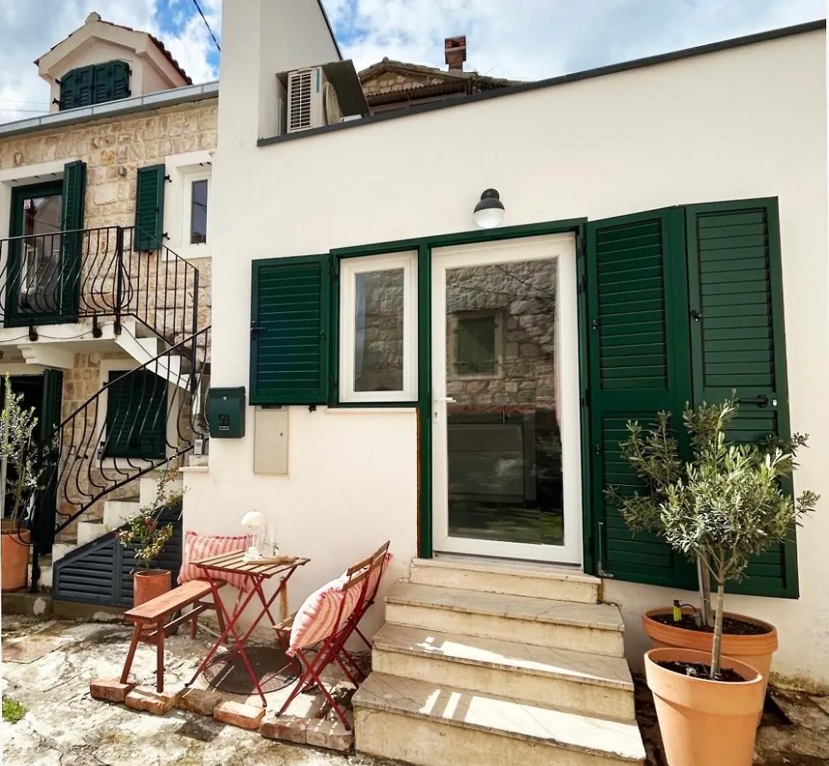 Split Old Town Hideaway - Cozy House 아파트